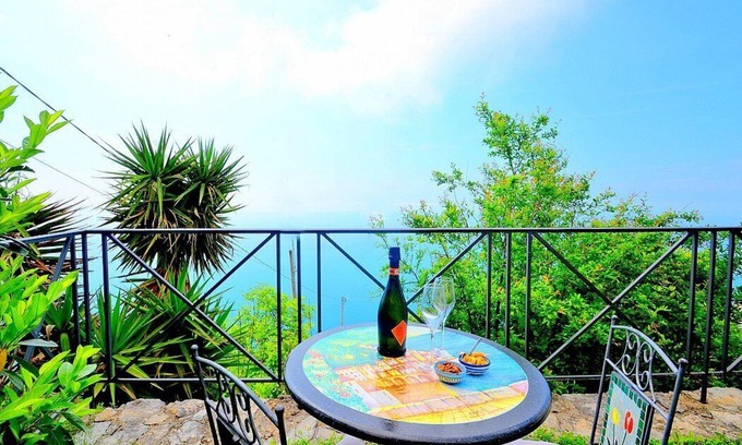 San Michele Casa | Villa Almerina: Una elegante y acogedora casa independiente de tres pisos frente al sol y al mar.