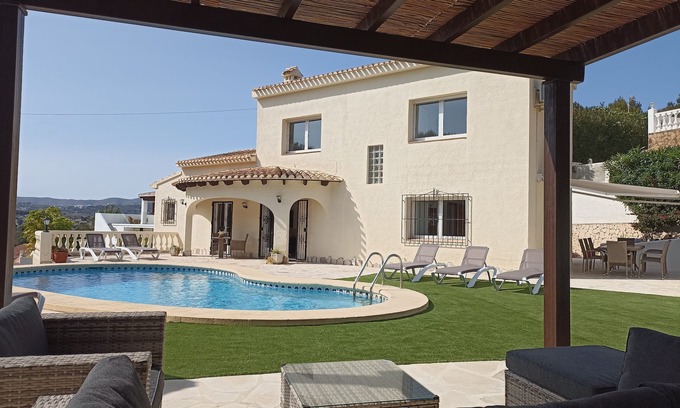 Paichi Villa | Villa Amanda, 1,5 km de la playa, capacidad 10 personas, piscina, A.A., internet