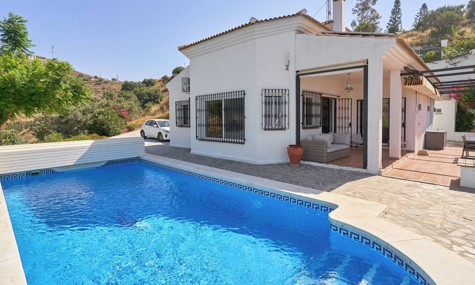 Sayalonga Villa | Villa 'Amapola' con vistas al mar, piscina privada y Wi-Fi