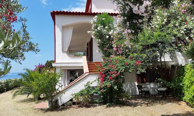 Fuscaldo Apartamento | Villa Anna - Apartment with a stunning sea view just minutes from the beach