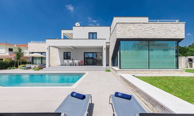 Vrvari Villa | Villa Anni **** in Porec, TOP villa with private pool and sea view