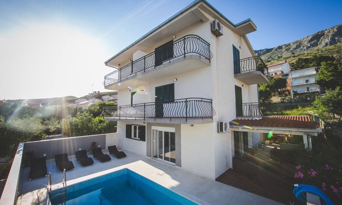 Duce Villa | VILLA a 50 metros de la playa de arena, piscina climatizada, zona de barbacoa, zona de salón