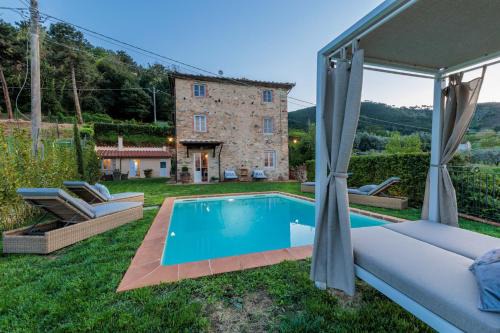 SantʼAndrea di Compito Villa | Villa Aperitivo, Romantic and Panoramic Stone Farm