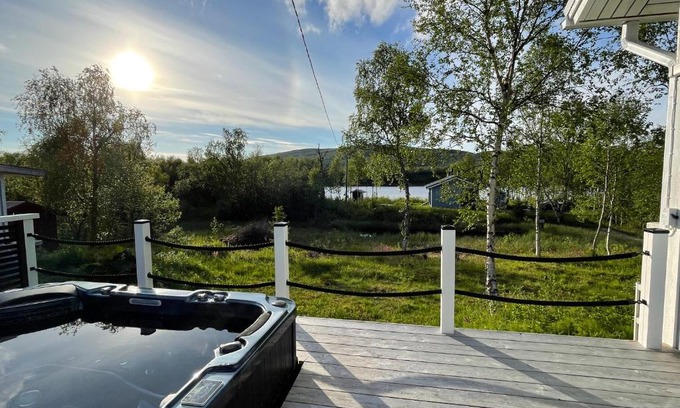 Nuorgam Casa | Villa Arktika porealtaallinen mökki Nuorgamissa Tenojoen ja tunturien vieressä