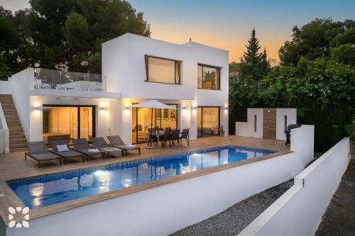 Urbanitzacio la Fustera Villa | Villa Aruba by Abahana Villas