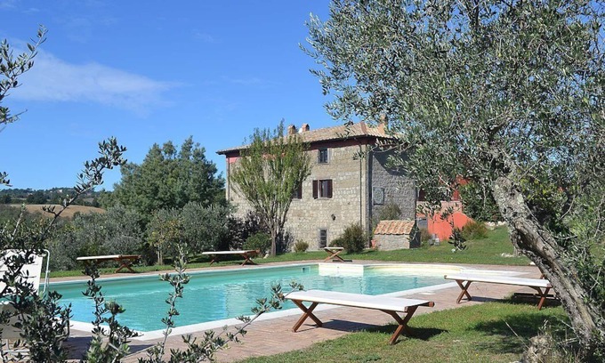 Montefiascone Villa | Villa Ascanio: una espléndida villa de piedra de cuatro pisos.