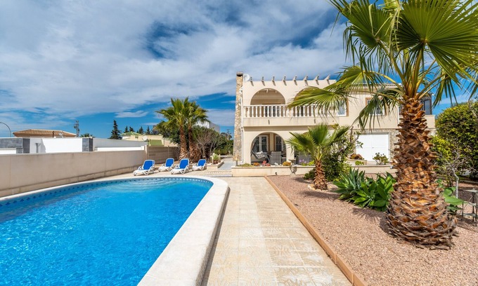 Quesada Villa | 'Villa Azul' con piscina privada, Wi-Fi y aire acondicionado