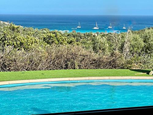 Santa Giulia Villa | Villa AZURA, vue panoramique et proche mer à Santa Giulia, piscine chauffée