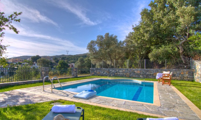 Kato Valsamonero Villa | Villa Balsam: Villa de lujo con piscina privada, jardín y barbacoa.