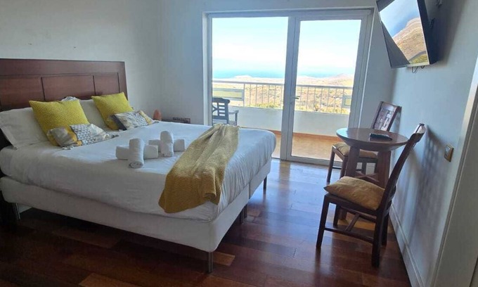 Santa Brígida Apartamento | 'Villa bandama golf Galdar-06' with sea views, Wi-Fi and air conditioning