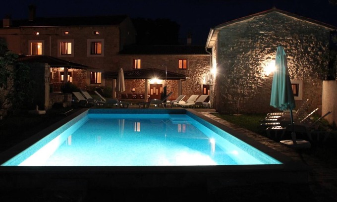 Orihi Casa | Villa Barbara Barban con piscina privada, muebles de exterior, jardín, estacionamiento gratuito