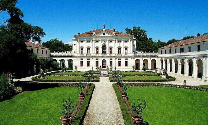 Levada Casa | Villa Barchessa: un elegante apartamento de dos pisos que forma parte de una villa histórica rodeada de hermosos jardines.