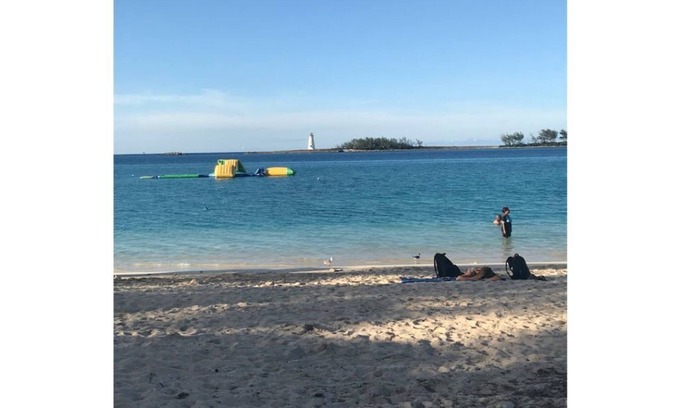 Nassau Villa | Villa Bella: 5 minutes walk to beach and bars
