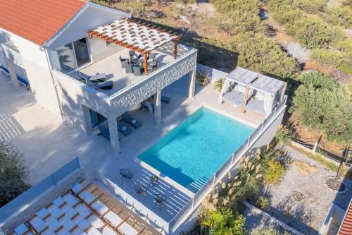Pitve Villa | Villa Belpur