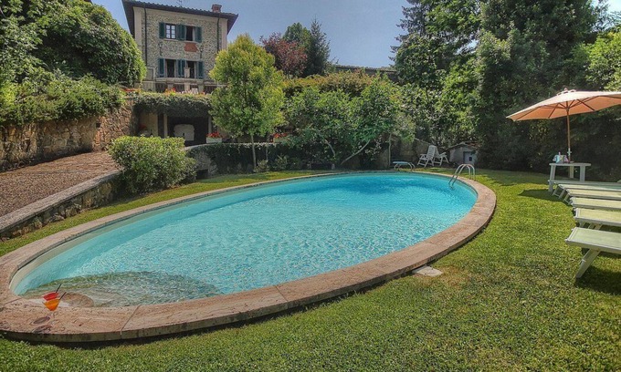 Lucolena Casa | Villa Benamata: Una característica y acogedora casa independiente de dos pisos ubicada en la cima de una pequeña colina.