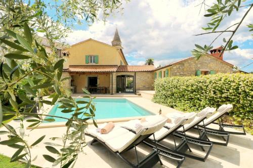 Kaldir Villa | Villa Benvenuti near Motovun for 8 people - pet friendly with salt - water pool