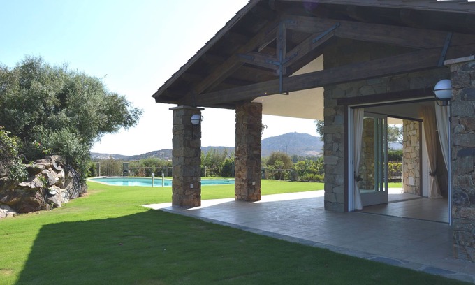 Chia Villa | Villa Bianca, una vista impresionante y una piscina en forma de corazón.