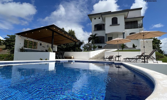Esterillos Este Villa | Villa Blanca: privacidad, lujo y desconexión. ¡A 2 minutos de la Playa!