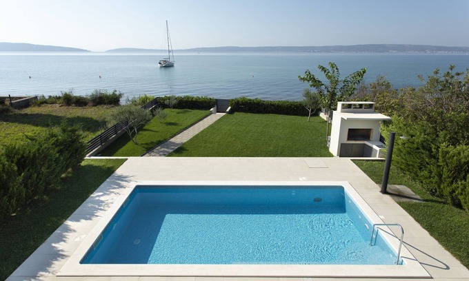 Kastela Villa | Villa Blue Bay -1m del mar, PISCINA CLIMATIZADA con entrada privada a pequeña playa