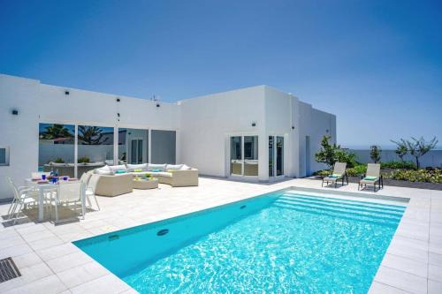 Costa Teguise Villa | Villa Bolboreta by Villa Plus