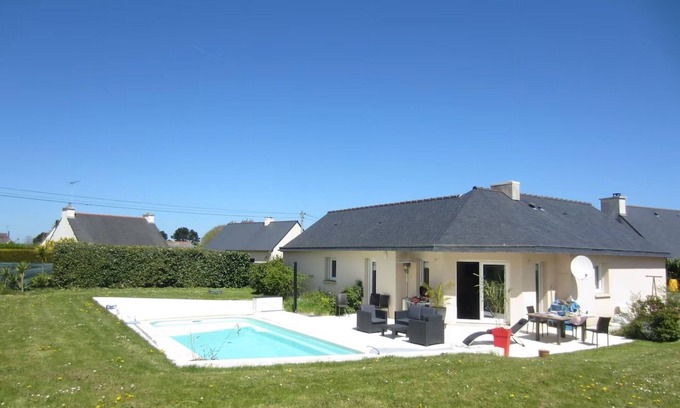 Plouha Villa | Villa 'Bord De Mer Piscine' con piscina privada, terraza privada y Wi-Fi