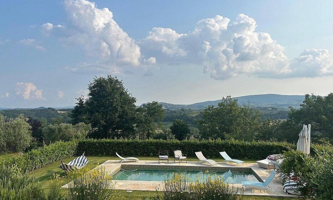 San Gimignano Apartamento | Villa Bruma: A welcoming two-story apartment that is part of a villa surrounded by meadows and by green hills, with Free WI-FI.
