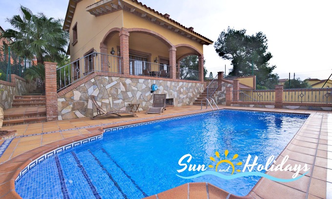 El Vendrell Casa | Villa Bruna para 8 personas con piscina privada, gran jardín y con vistas al mar