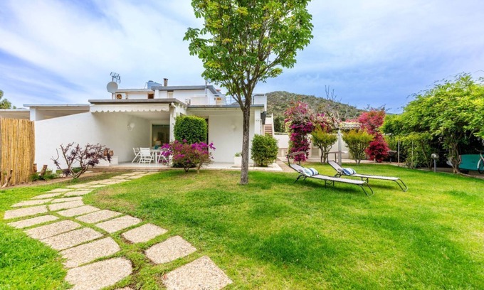 Geremeas Villa | Villa Buganvillea Near the Beach R3386