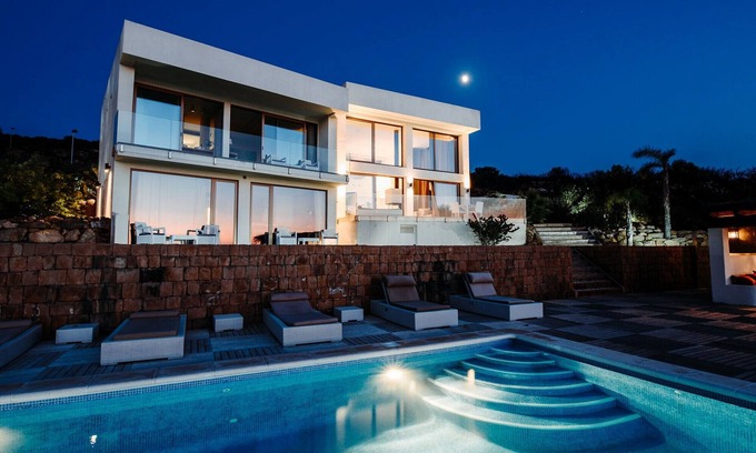 Bolonia Villa | Magnífico chalet de diseño con impresionantes vistas al mar
