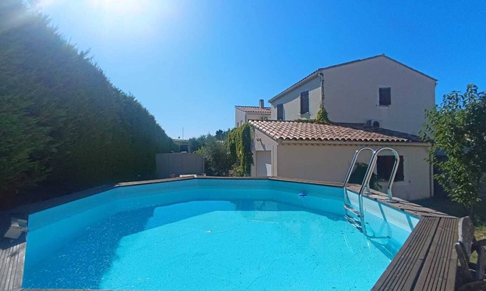 L'Isle-sur-la-Sorgue Villa | Pretty villa with pool and spa