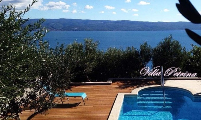 Dugi Rat Villa | Villa directamente junto al mar (170 m), vista panorámica, piscina climatizada con hidromasaje, gimnasio