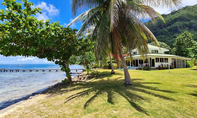 Pihaena Casa | Villa junto al mar con playa y gran jardín en el corazón de la bahía.