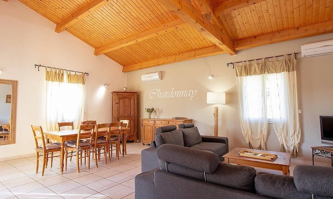 Saint-Maurice-dʼArdeche Villa | Villa-Confortable-Baño con bañera-Vista a la Piscina