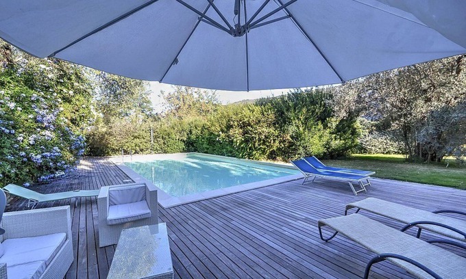 Mirto Casa | Villa Calesse B: Una casa independiente característica y acogedora rodeada de prados y verdes colinas.