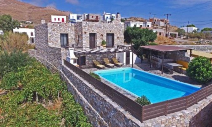 Megas Gialos Villa | Villa Camelia es una hermosa casa de piedra con vistas al mar.