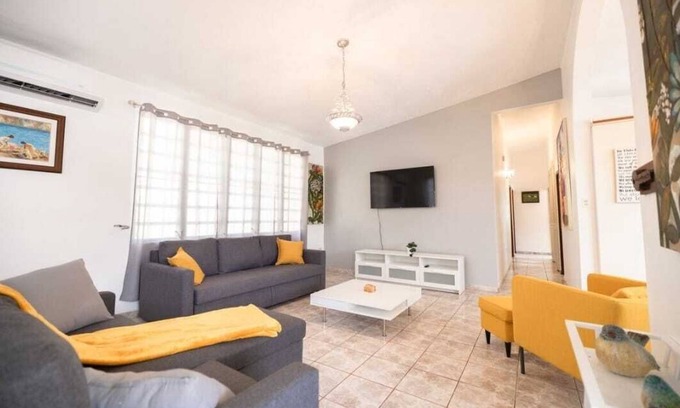 Vivi Abajo Casa | Villa Campiña Family Home Scenic Mountain Views