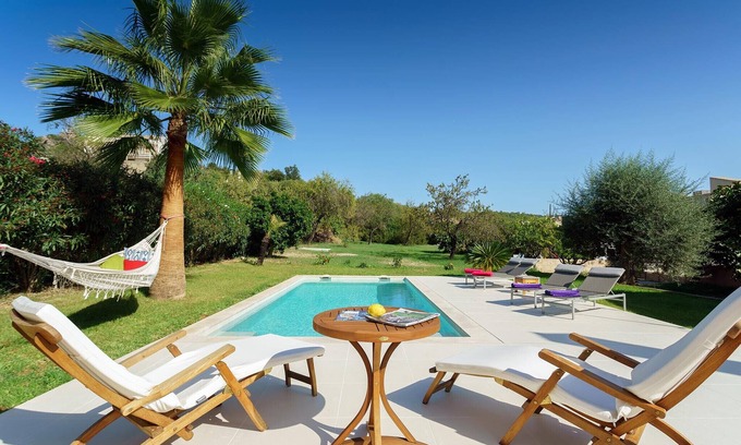 Pollensa Chalet De Esquí | Villa en el centro de Pollença con jardín, piscina y parking