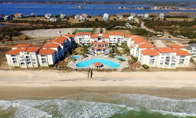 North Topsail Beach Complejo | Villa Capriani Resort Ocean Front #2- King SuiteTwo