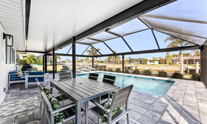Punta Gorda Apartamento | V Capri - Waterfront Luxury Home - Free Amenities/Pool/Dock - Punta Gorda, FL