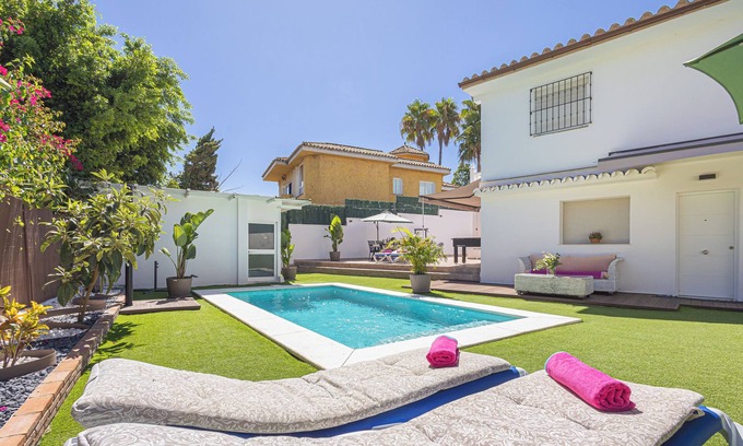 Urbanización Pinos Verdes Villa | Villa Caribe Playa, Marbella, Spain