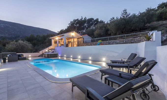 Tugare Villa | Villa Carica es una casa de lujo con piscina y jacuzzi ubicada en el lugar secreto