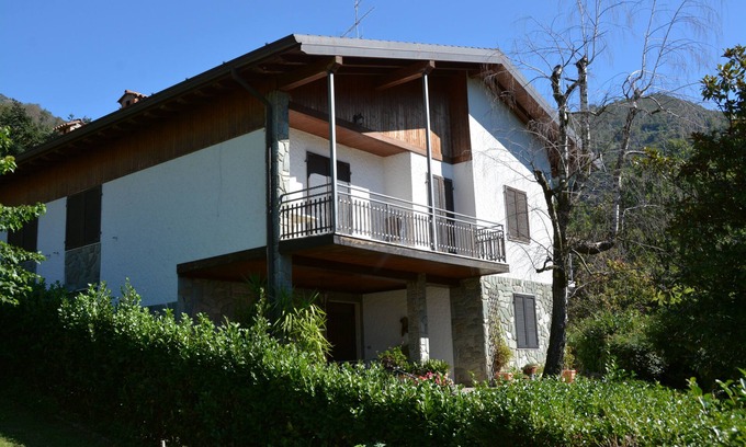 Viadanica Apartamento | Villa Carla: Oasi di Relax tra Montagne e Lago, con Ampi Spazi e Giardino