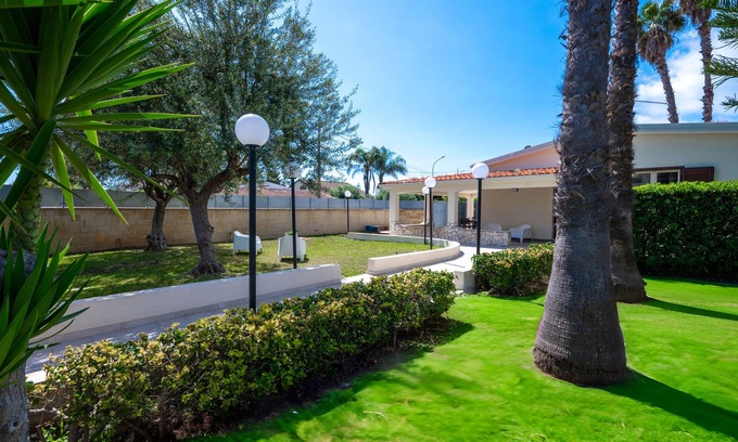 Arenella Villa | VILLA CARMELA ARENELLA: en un entorno tranquilo y confortable a 800 metros del mar