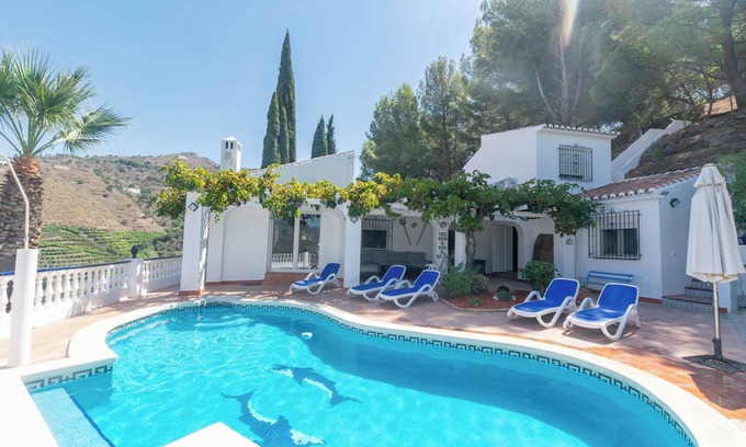 Torrox Villa | Villa 'Casa Chatsee' con vistas a la montaña, Wi-Fi y aire acondicionado