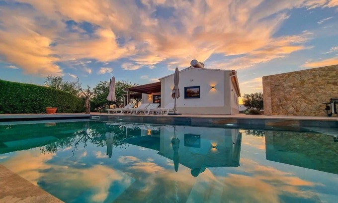 Gorjoes Villa | Villa "Casa Das Andorinhas" con vistas a la montaña, piscina climatizada privada y Wi-Fi