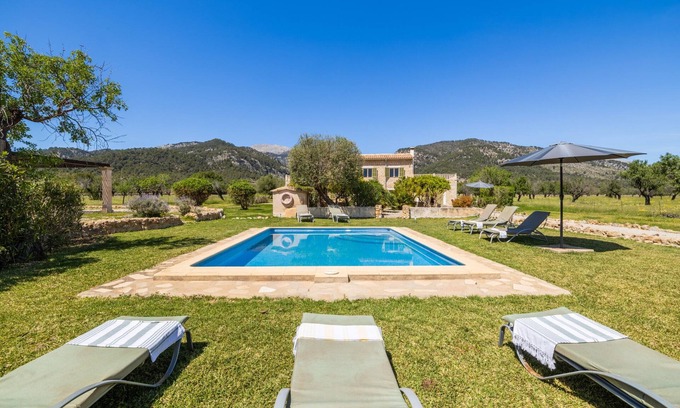 Selva Villa | Villa 'Casa De Los Almendros' con vistas a la montaña, piscina privada y Wi-Fi