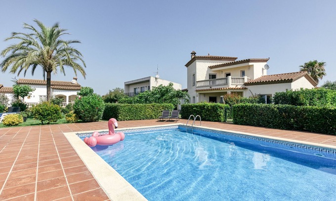 Torroella de Fluvia Villa | Villa 'Casa Flores' con vistas a la montaña, piscina compartida y Wi-Fi