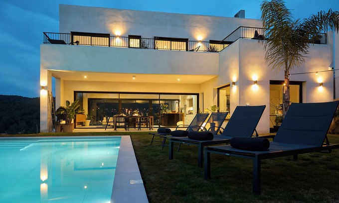 Vallpineda Villa | Villa Casa Selva 10 minutes en coche de Sitges. Nueva y Alto Diseño.