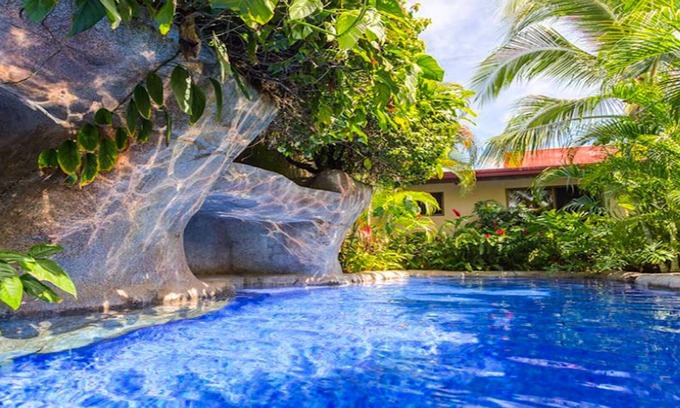 Barrio Ricos y Famosos Casa | Villa Centro - 7BR / 7Bath - Espectacular piscina - privada y cerca de todo!