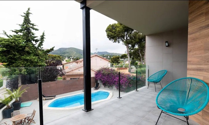 Castelldefels Villa | "Villa cerca de Playa Castelldefels" con vistas a la montaña, piscina, jardín, terraza, A/C y Wi-Fi